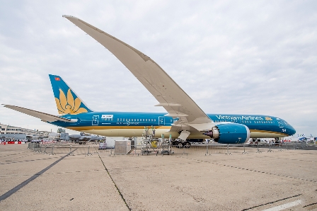 Boeing 787-9 Dreamliner của Vietnam Airlines bay trình diễn tại Paris Air Show